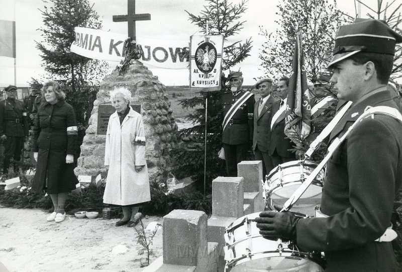 KKE 4896.jpg - Fot. Poświęcenie i otwarcie cmentarza żołnierzy AK w Surkonta - koło Lidy. Cmentarz zabitych żołnierzy AK w VIII 1944 r. przez wojska sowieckie. Na warcie łączniczka „Nieznana” i Barbara Reszko „ Bajka”, Surkonty – koło Lidy, 25 VIII 1991 r.